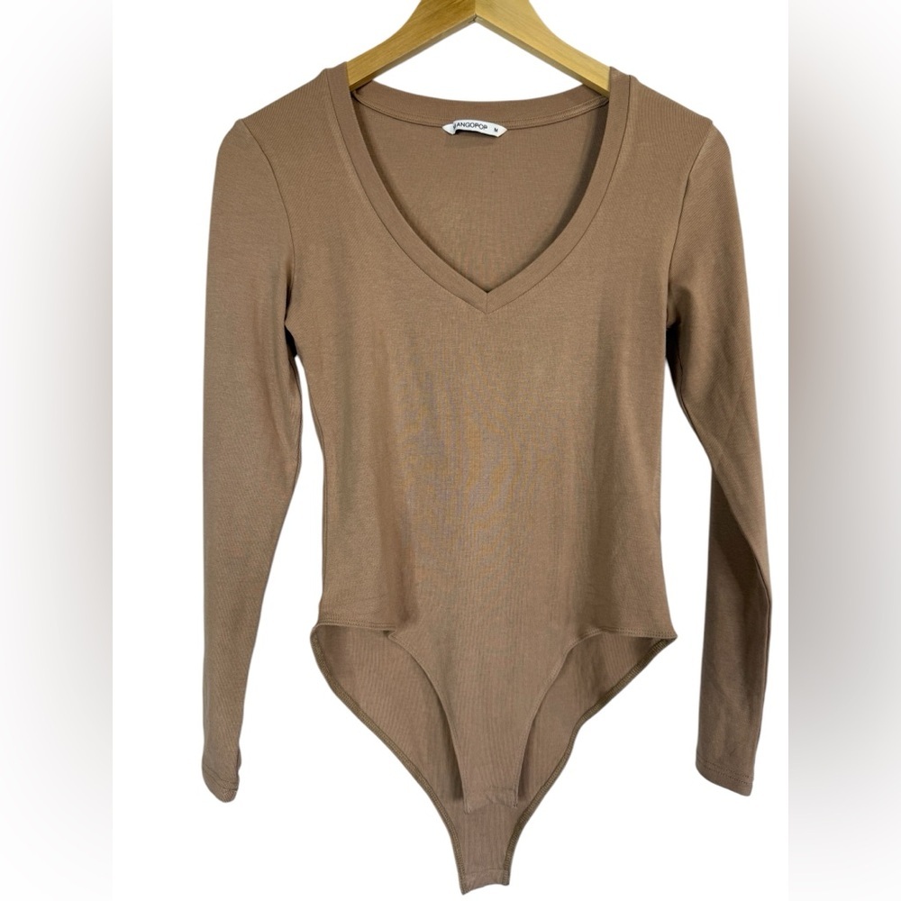 NWOT💎💎💎 Women’s (Med.) Tan Long Sleeve V-Neck‎ Bodysuit.
